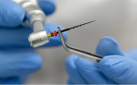 Endodontic file and dental handpiece for root canal procedure