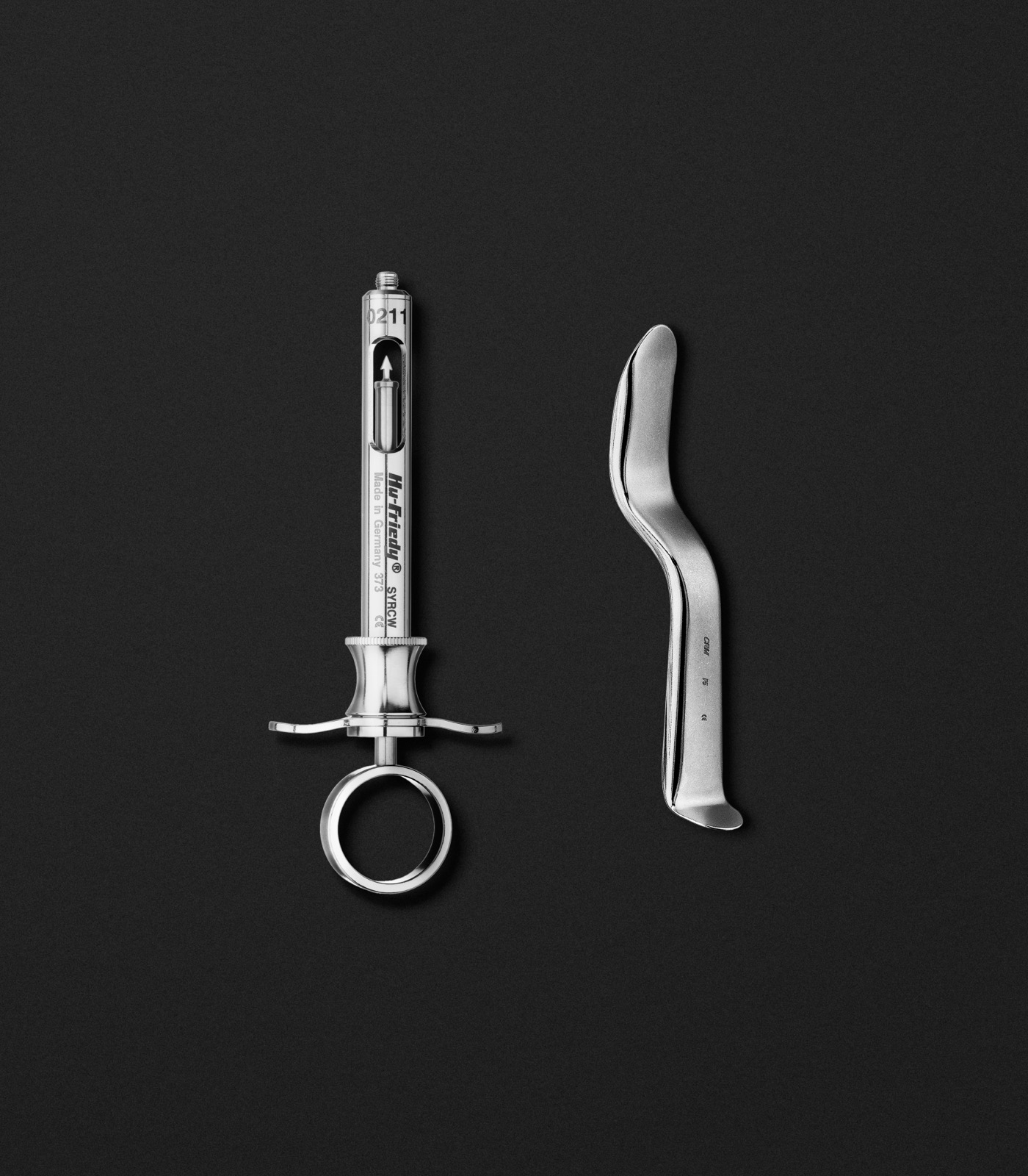 Aspirating syringe and implantology instrument